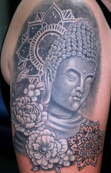 Buddha réaliste, mandala et fleurs